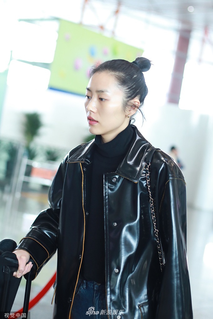 组图:刘雯扎丸子头自信秀素颜 皮衣加身飒爽干练