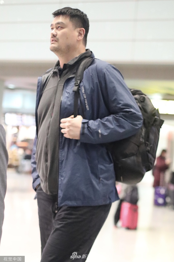 组图:姚明打扮休闲低调现身机场 巨人般身高与