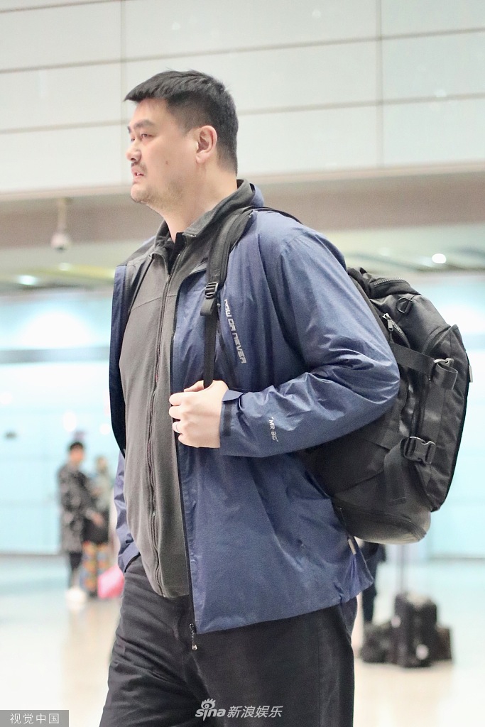 组图:姚明打扮休闲低调现身机场 巨人般身高与路人反差巨大