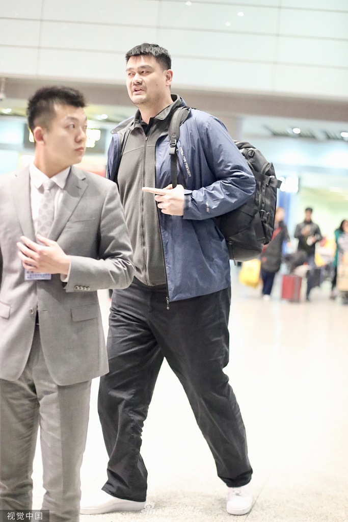 组图姚明打扮休闲低调现身机场巨人般身高与路人反差巨大