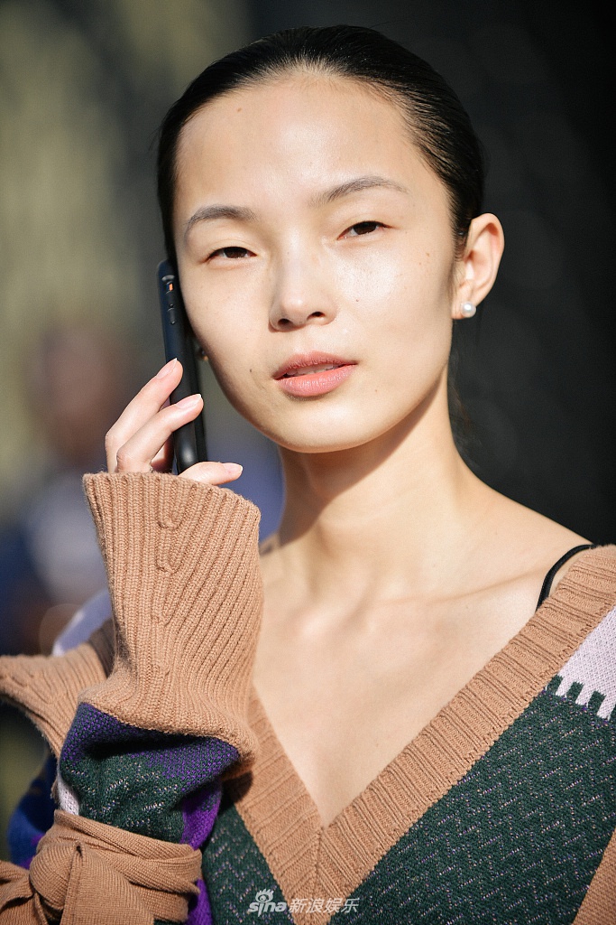 组图:雎晓雯现身米兰街头 身材纤细高挑超模范儿十足