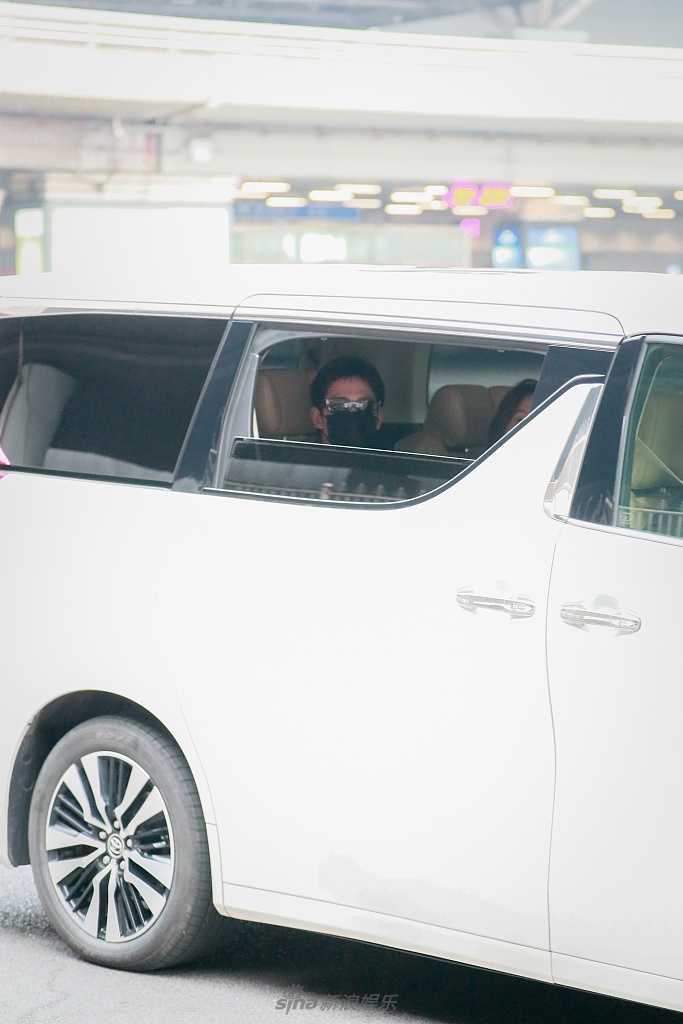 组图:好暖!杨洋看到路边粉丝后 特意摇下车窗挥手致意