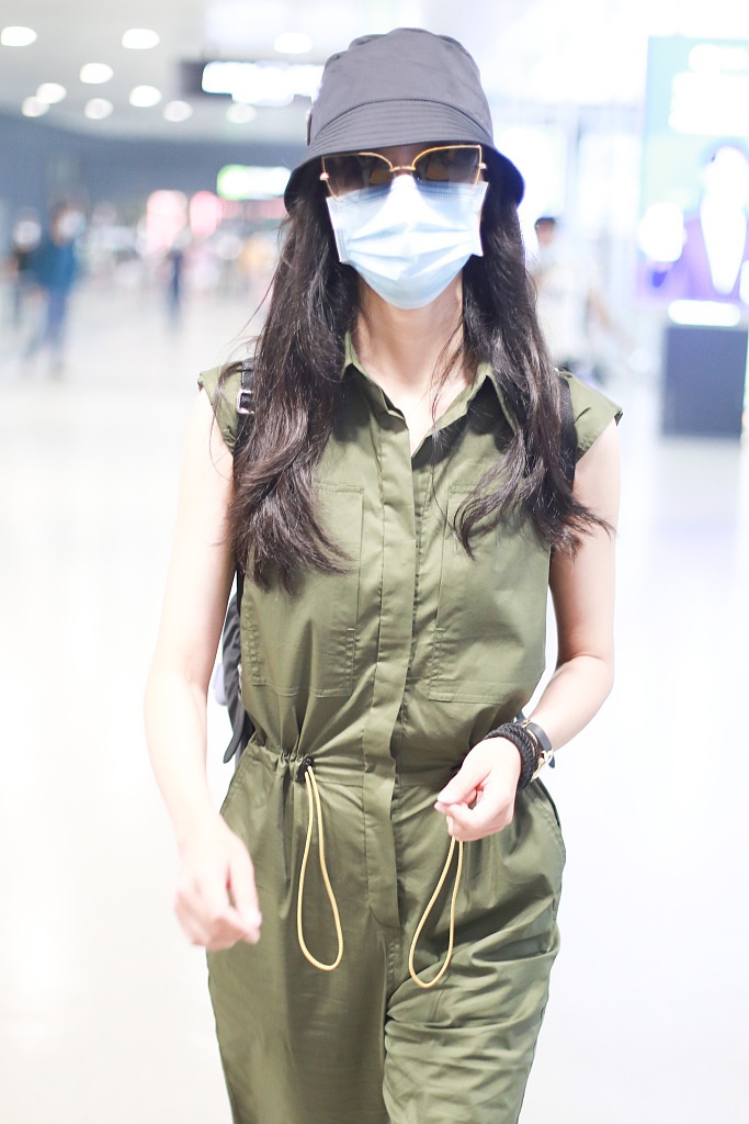 组图韩雪戴墨镜穿无袖工装服干练潇洒长发披肩气场全开