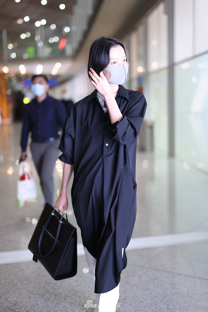 2020年10月19日,杜鹃现身上海机场,她穿着一件超大黑色衬衫搭配白色