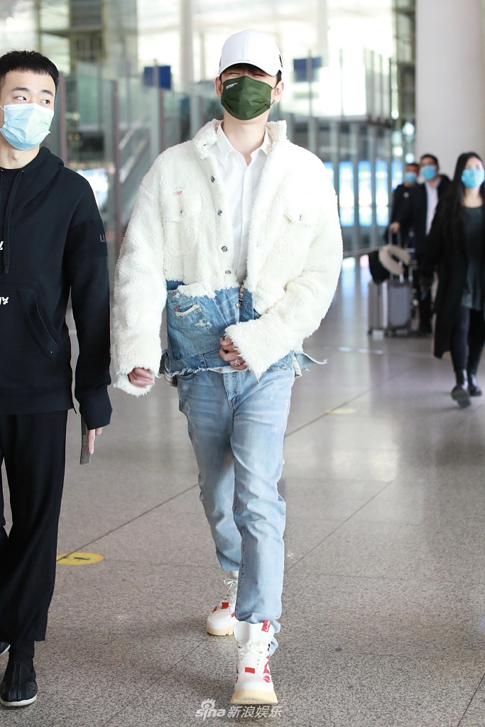 组图:张云雷机场展潮男风范 笑成眯眯眼可爱呆萌_高清图集_新浪网