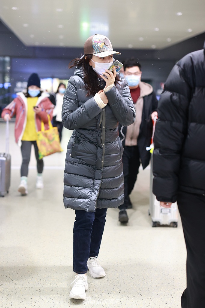 31 09:23:33 1 / 5 新浪娱乐讯 2020年12月30日,李小冉亮相上海机场