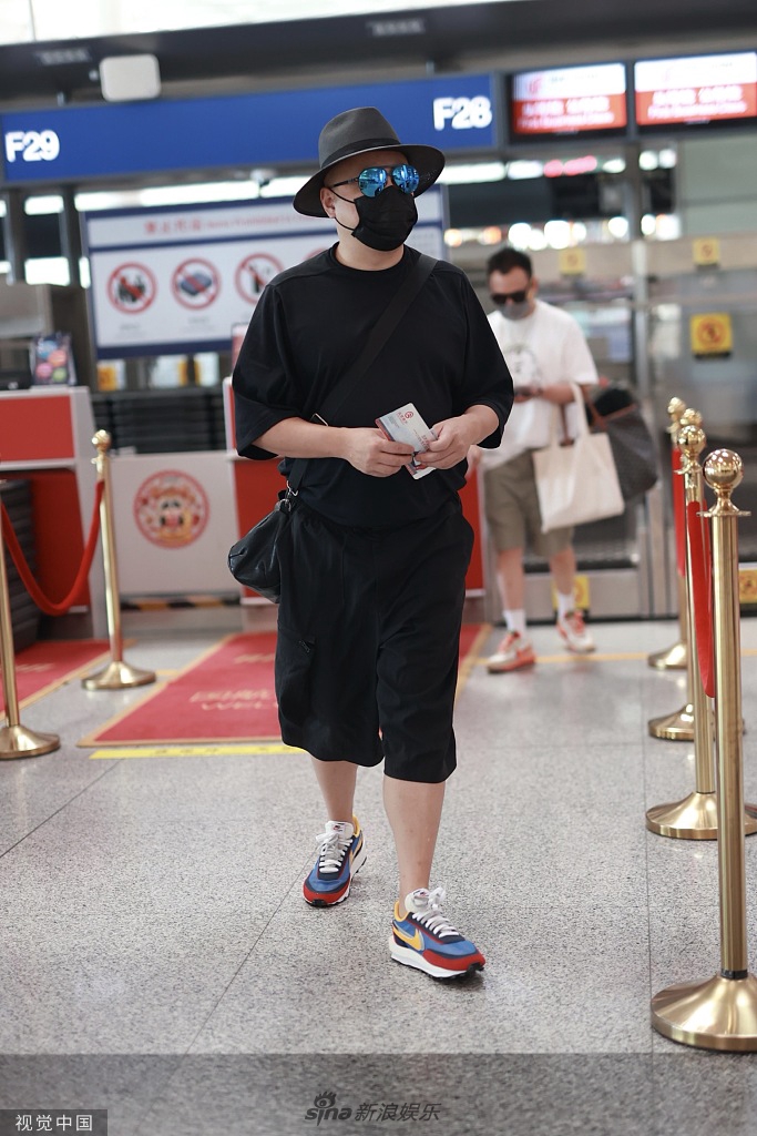 组图:徐峥现身北京机场 礼帽搭镭射墨镜随性潇洒