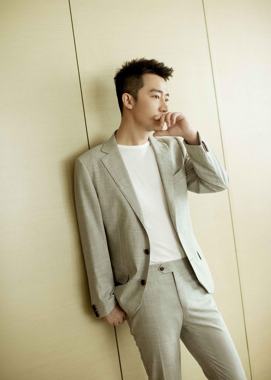 组图黄轩穿灰色西装亮相低调沉稳彰显绅士格调