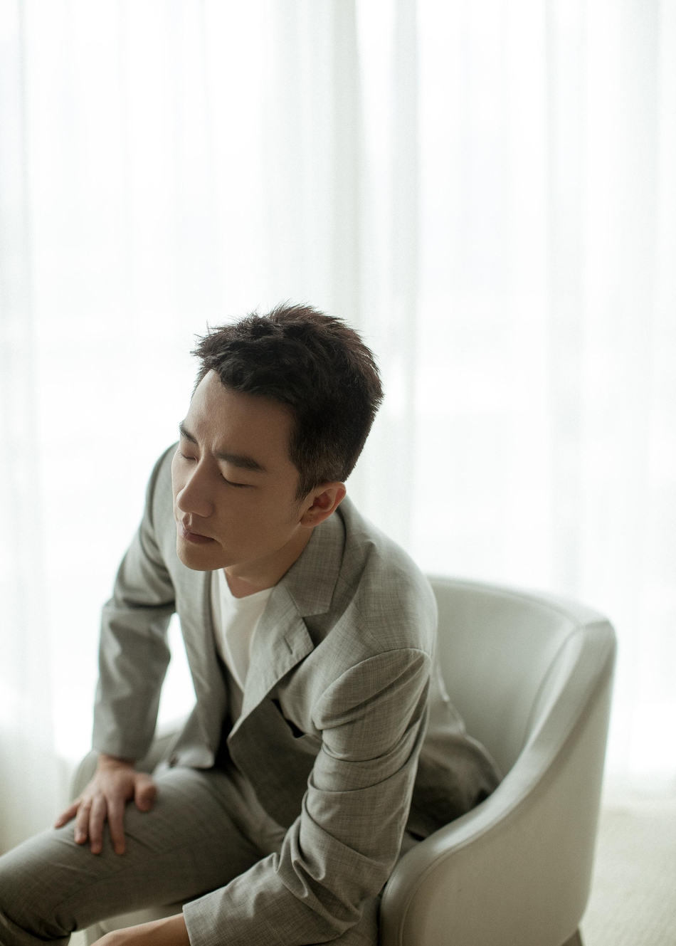 组图:黄轩穿灰色西装亮相 低调沉稳彰显绅士格调