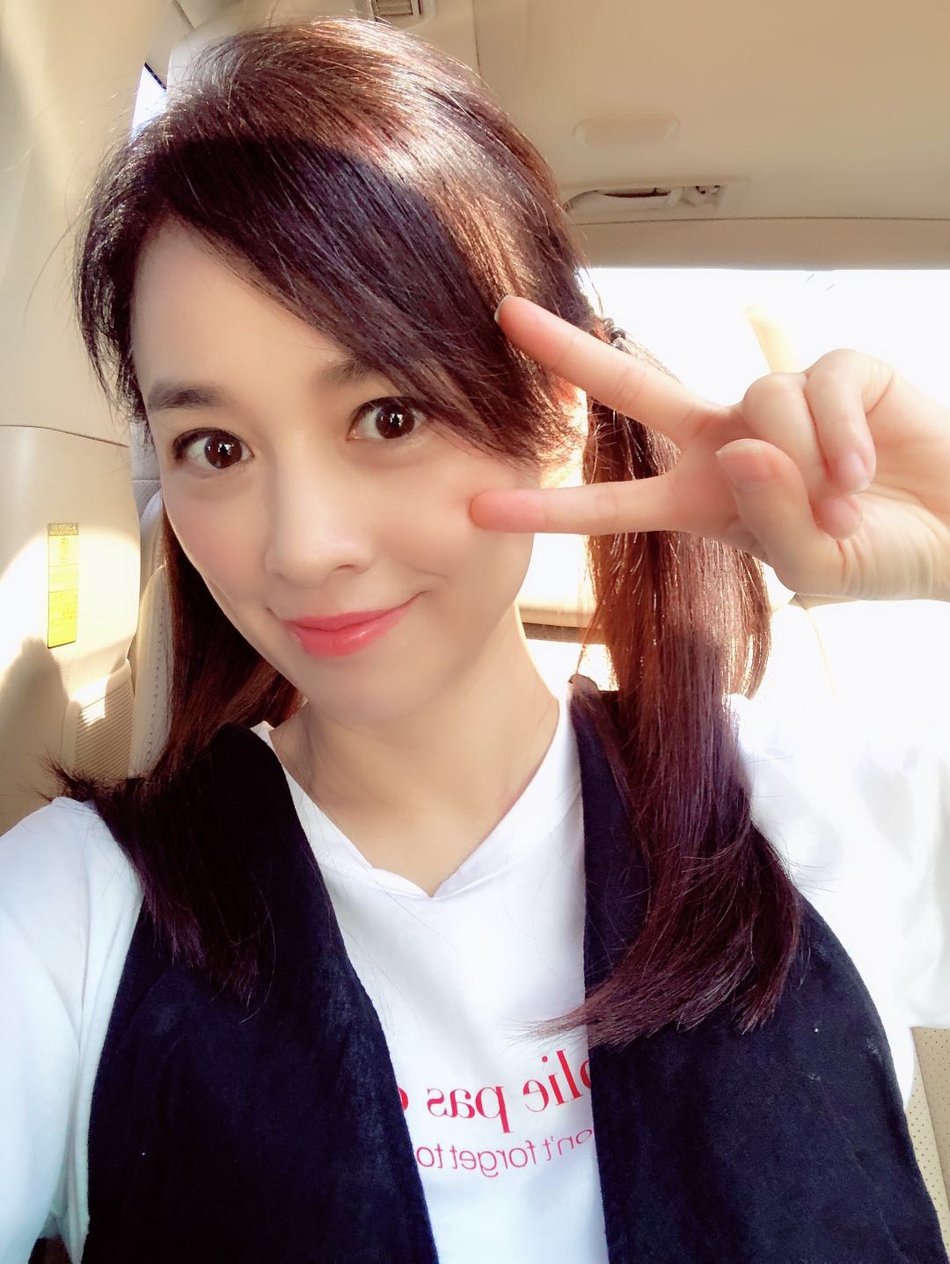 组图:张庭娇俏双马尾 分享减龄妙招