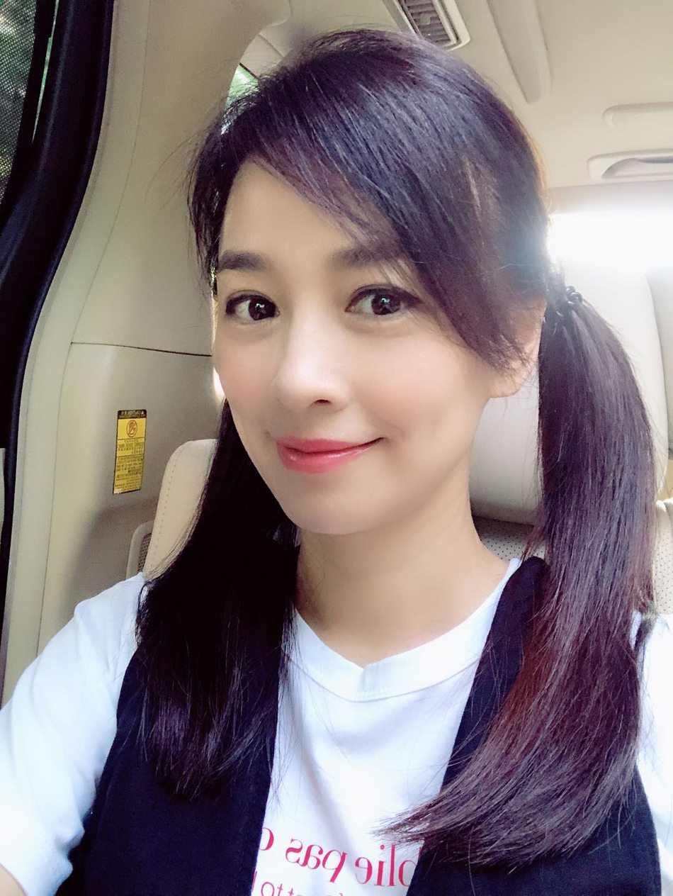 组图:张庭娇俏双马尾 分享减龄妙招