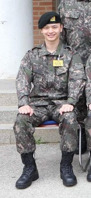 組圖：陸星材最新軍裝照曝光 端莊正坐咧嘴笑帥氣依舊