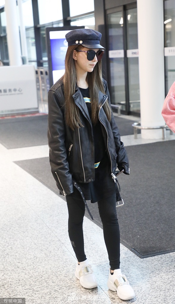 4 / 8 新浪娱乐讯 10月16日,昆凌现身上海虹桥机场.