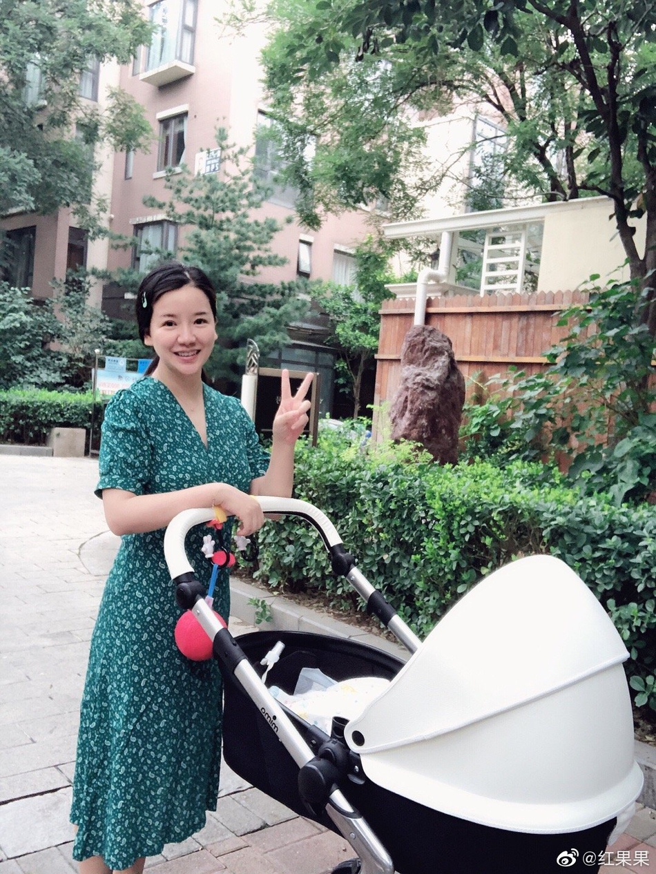 组图:央视主持人红果果出月子遛娃 女儿小橘子胖乎乎超可爱