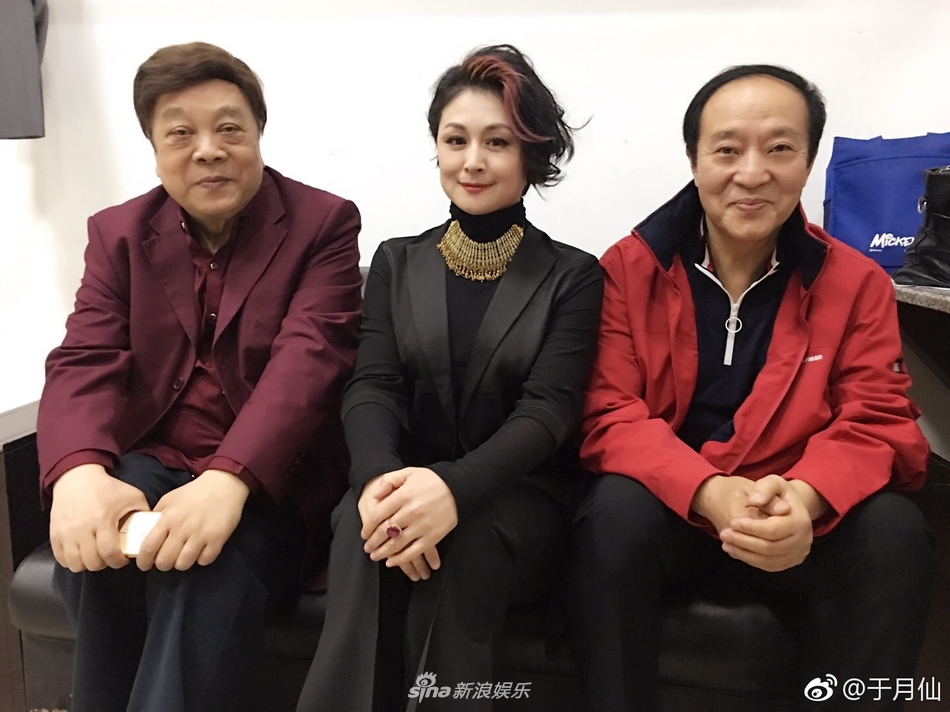 组图:"谢大脚"于月仙与赵忠祥牛群罕见同框 晒后台大合照