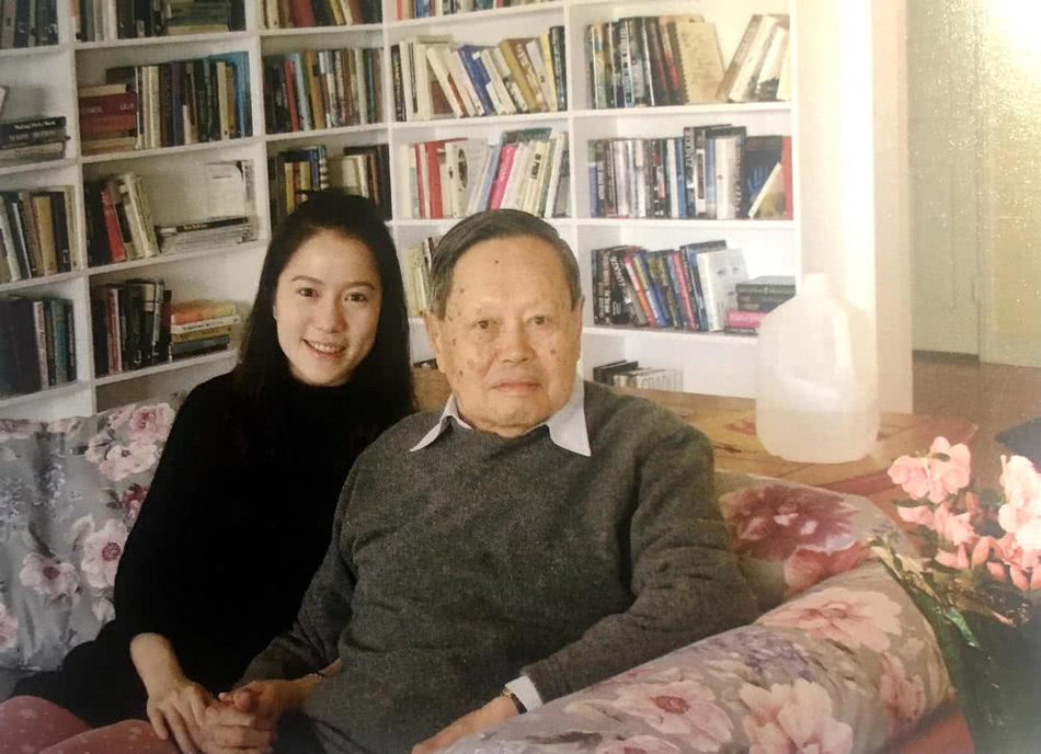 组图:杨振宁与太太牵手逛商场 杨教授精神健旺翁帆却胖了一圈