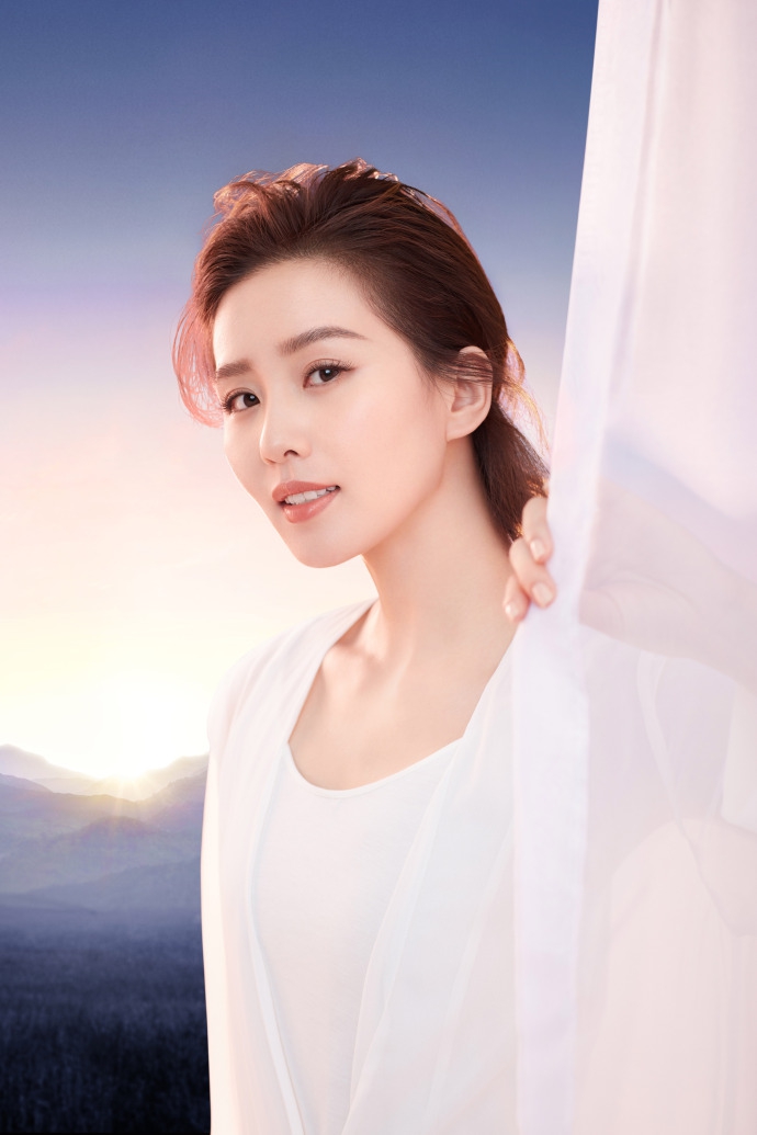 组图刘诗诗最新广告大片释出一袭白衣优雅浅笑气质如兰