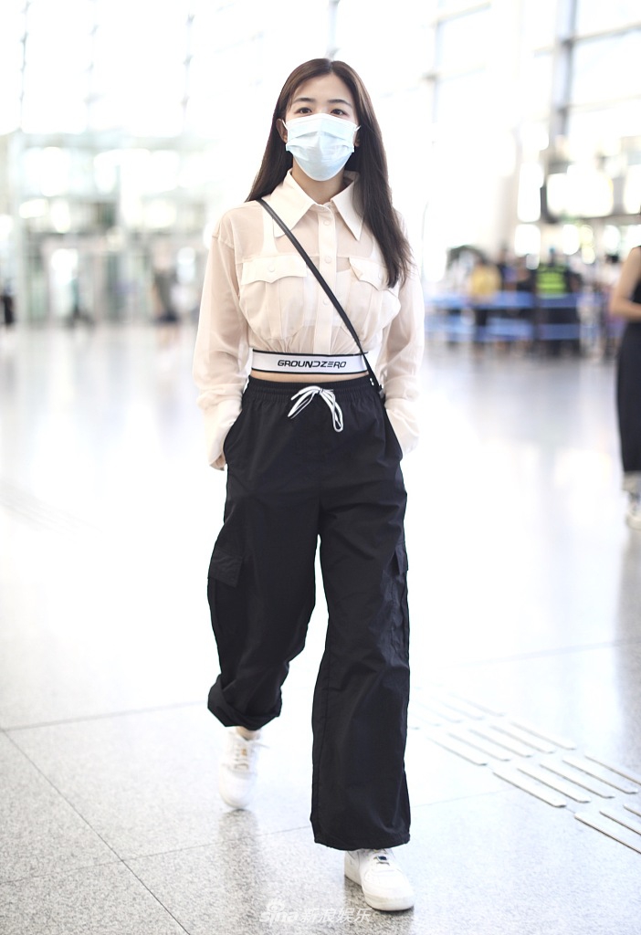 组图:张含韵最新机场图曝光 双手插兜赶路十分随性