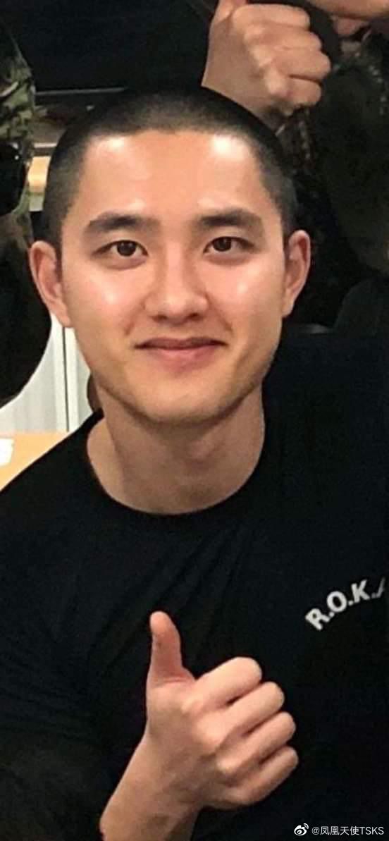 组图：韩国男星都暻秀近照曝光 平头造型颜值线上握炸鸡状态好
