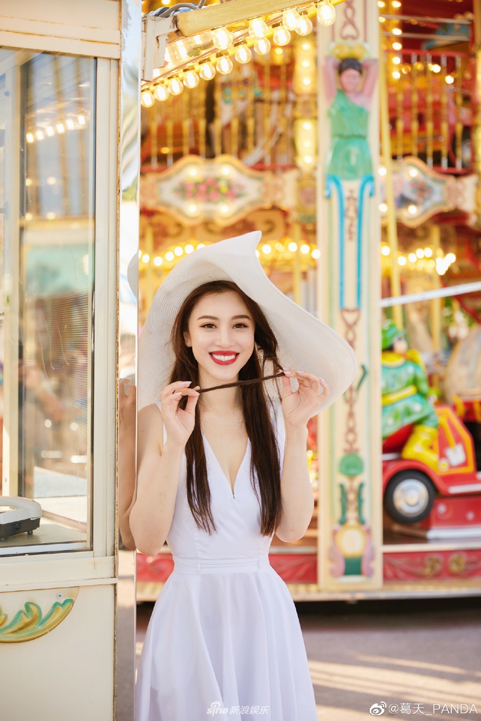 组图:刘翔前妻穿上白裙嘴里含花 前露事业线后秀美背