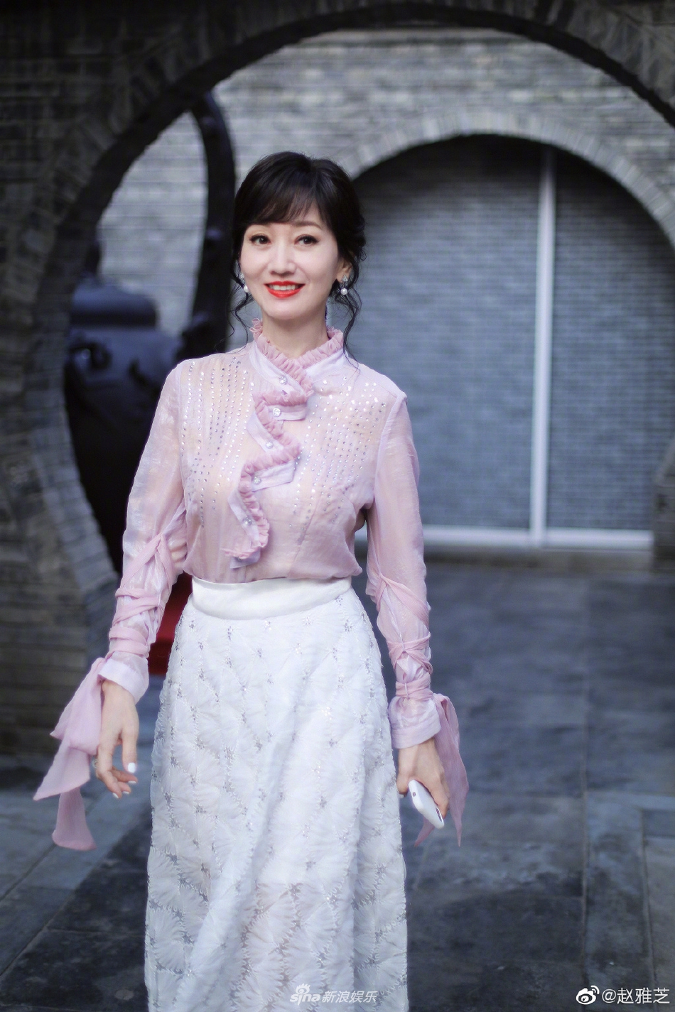 组图:64岁赵雅芝雪肤红唇气色超好!漫步四合院惬意自在