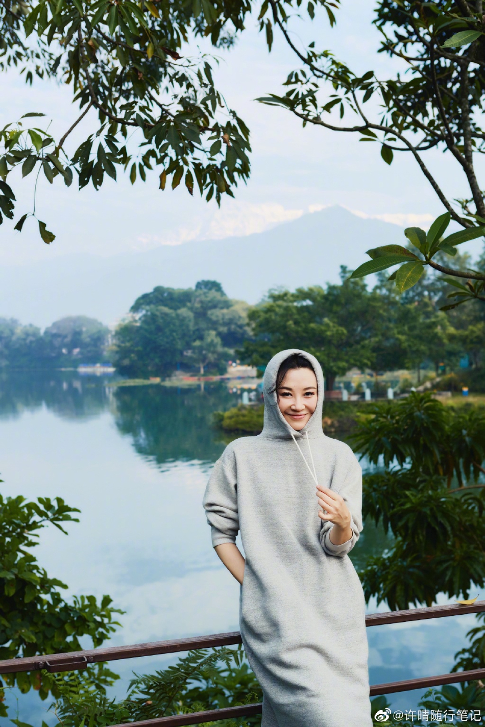 组图:许晴绿洲分享尼泊尔写真 笑容迷人美成风景线