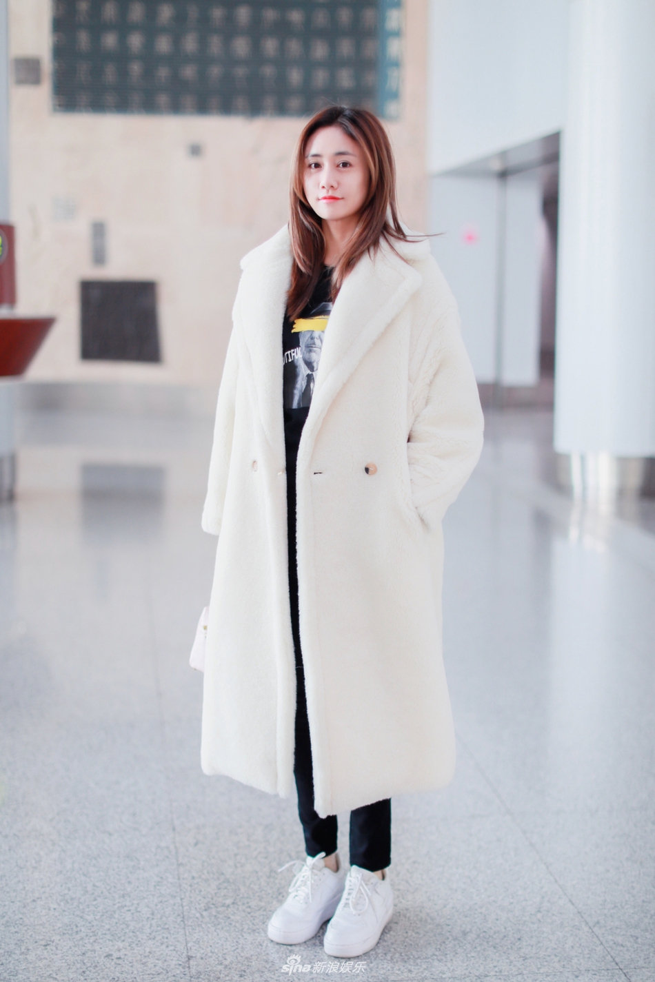 组图:刘芸素颜现身皮肤姣好 寒冬露纤细脚踝"美丽冻人"