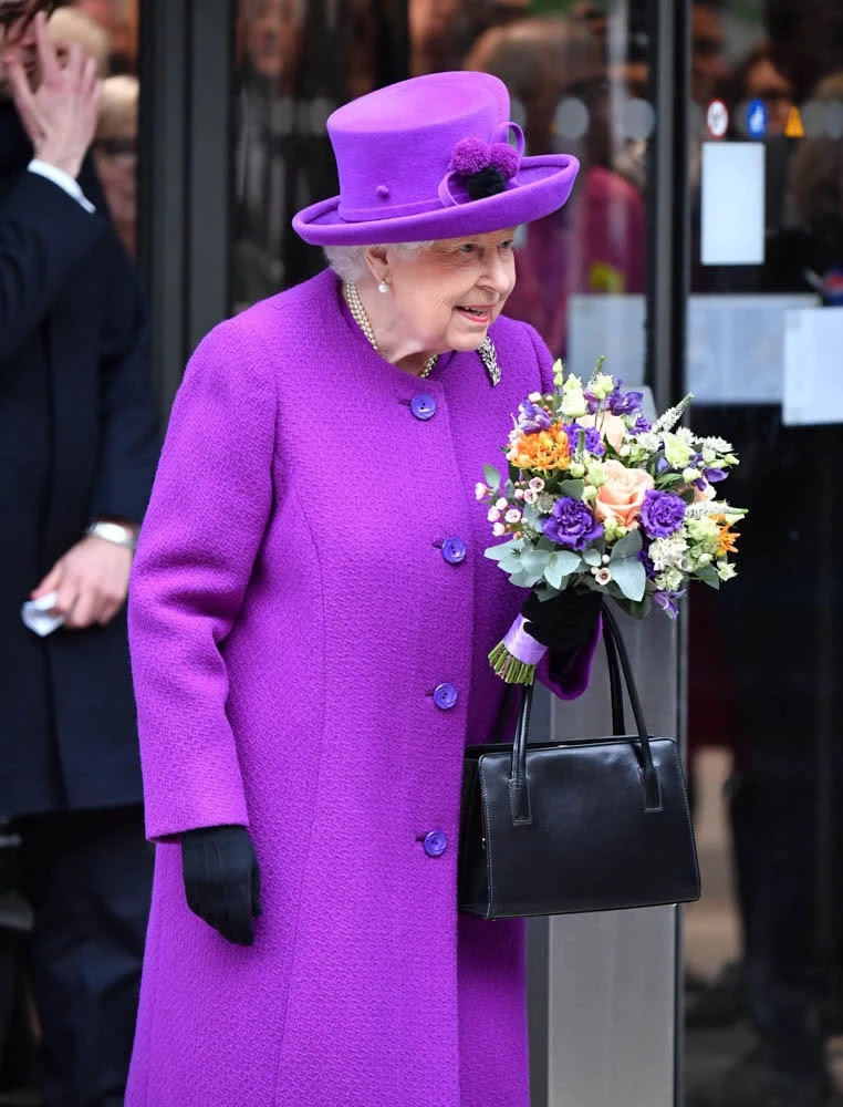 组图:英国女王为新医院开幕 穿高级紫大衣配珍珠耳环气质不减