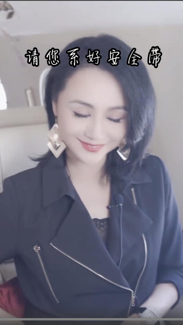 组图:46岁曹颖预告直播为自己庆生 皮肤白皙气色红润颜值在线