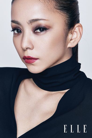 组图:安室奈美惠最新时尚大刊出炉 穿深v连衣裙叉腰霸气侧露