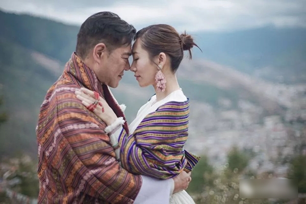 组图:31岁落选港姐闪嫁大25岁百亿富豪 婚礼现场照婚纱照双曝光