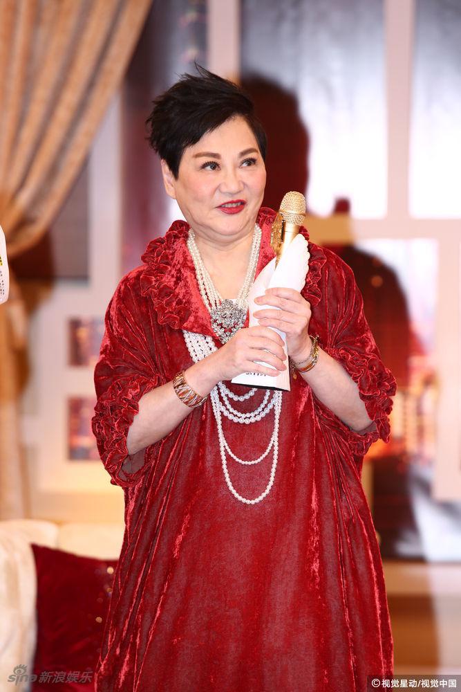 组图:台湾综艺大姐大张小燕亮相 68岁保养好气色赞