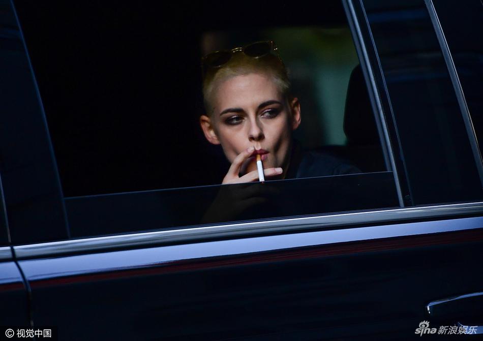 组图:暮光女板寸出街攻气十足 车内吸烟酷劲十足