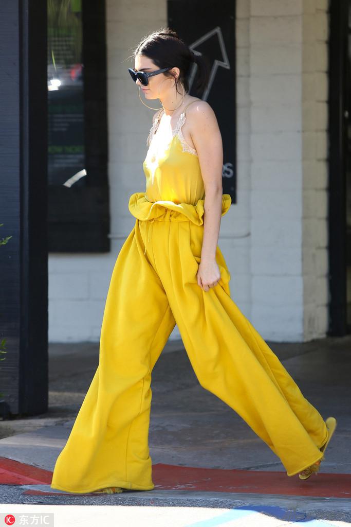 金小妹肯豆真空出街博眼球