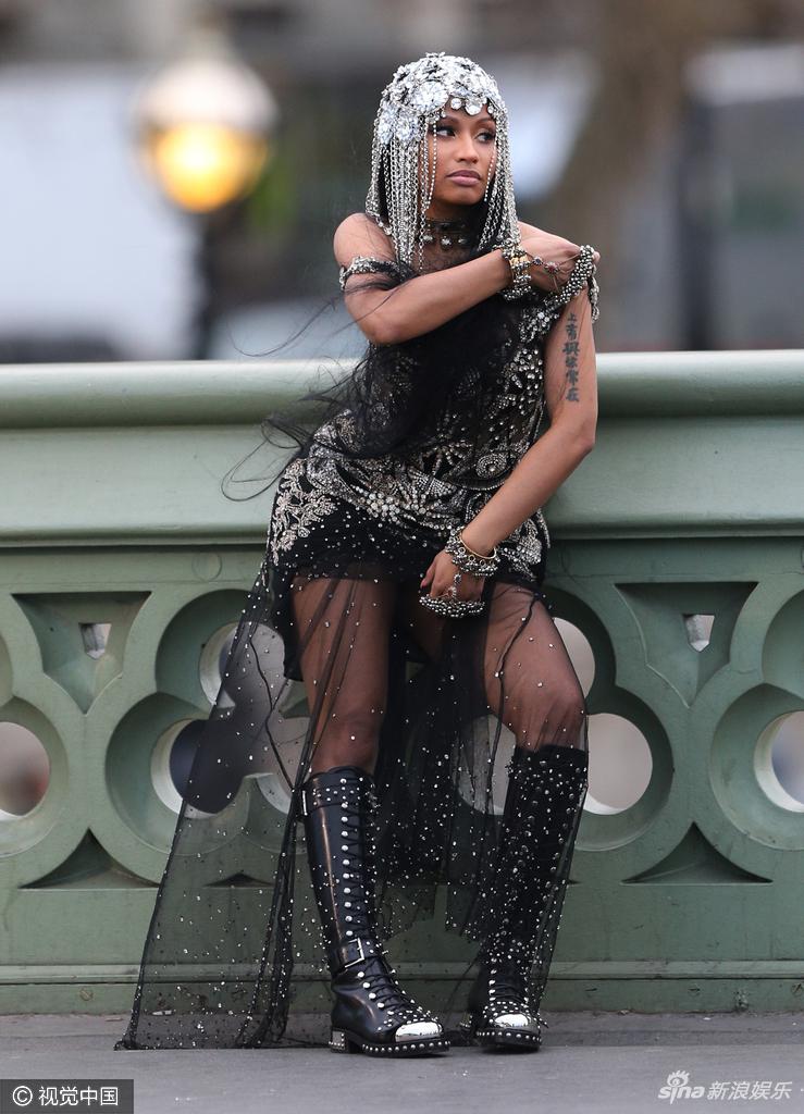 麻辣鸡披薄纱街头拍摄mv 狂扭身躯吸睛