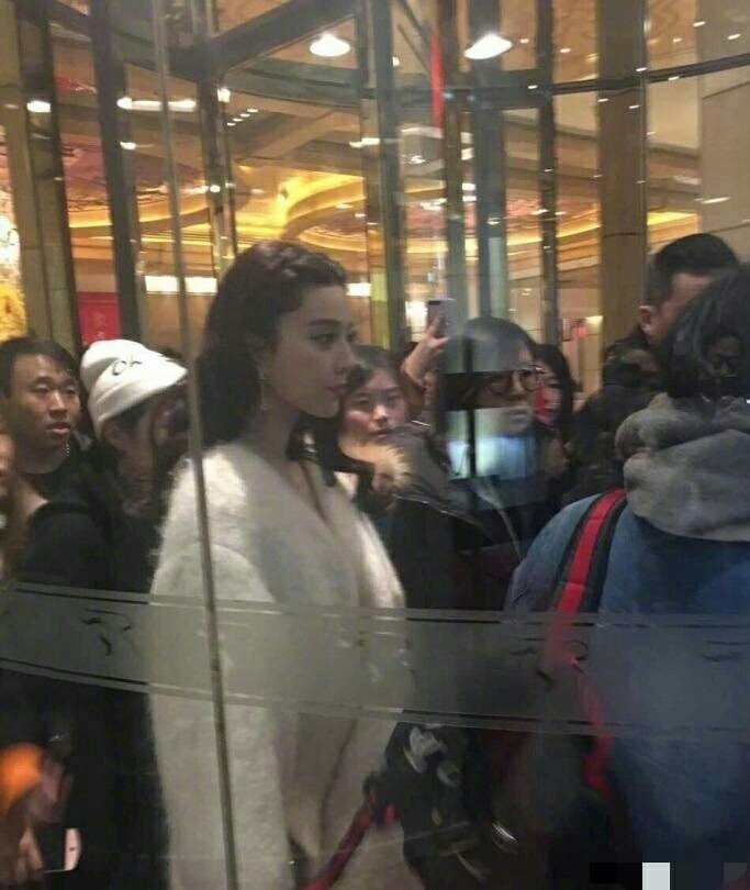 来看看路人抓拍的范冰冰 高糊也超美!