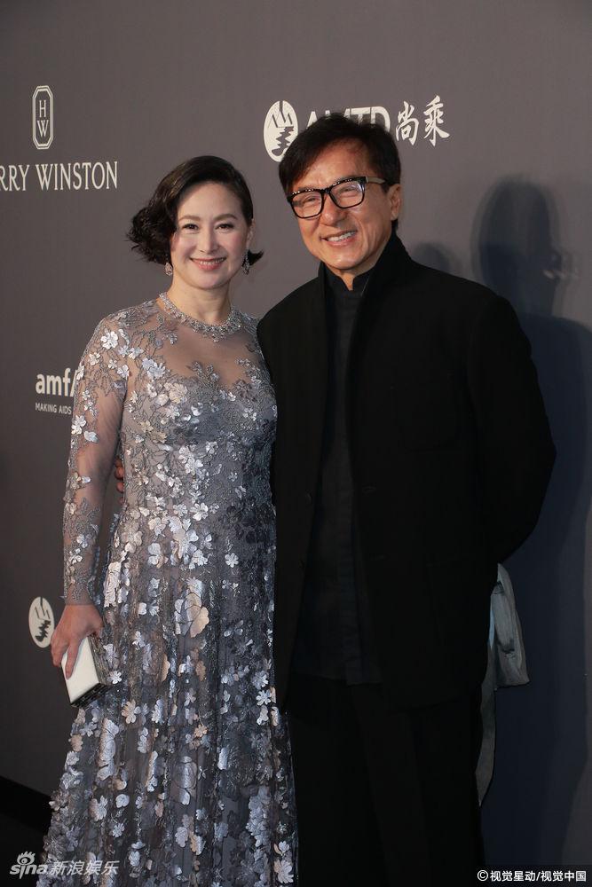 成龙慈善宴热拥何超琼 关之琳甘比世纪同台