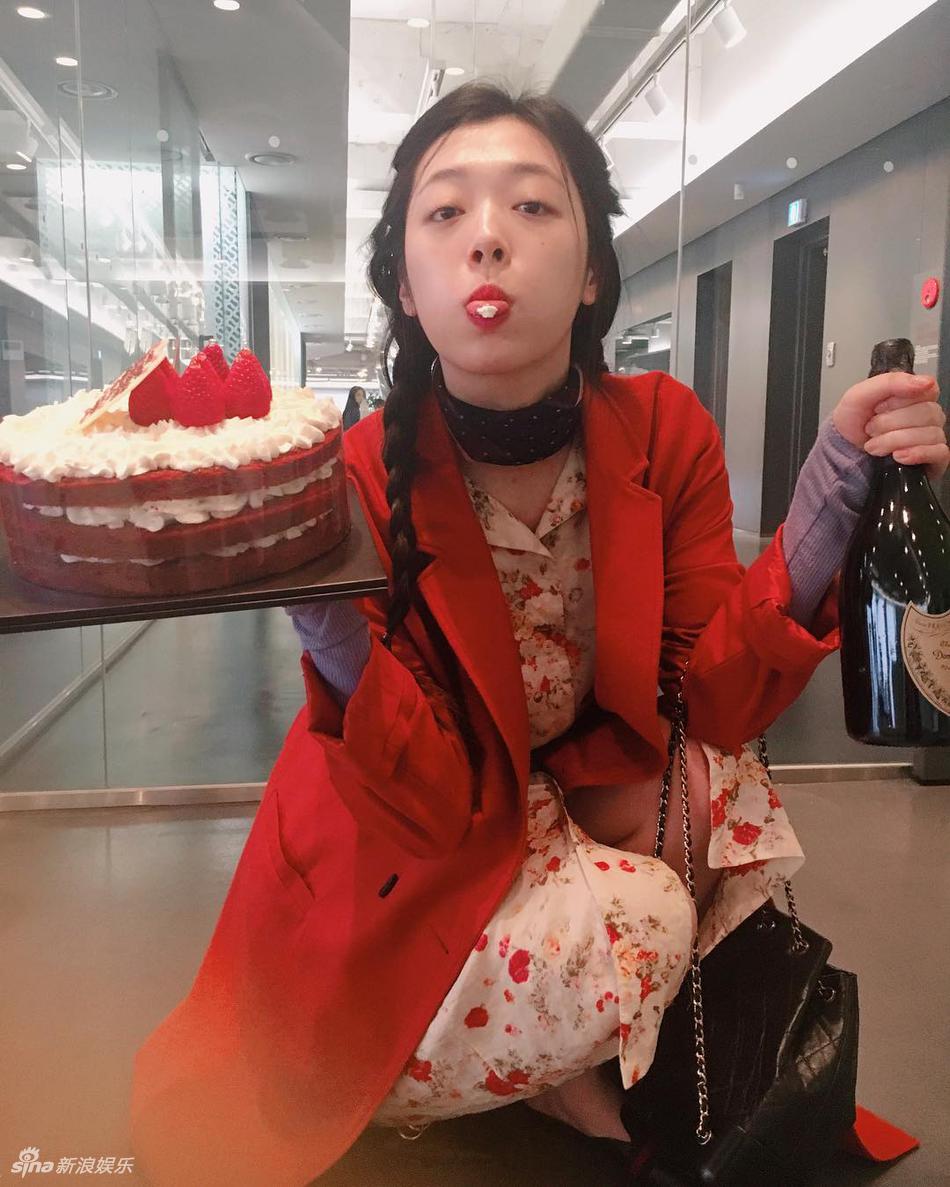 崔雪莉蹲地吃蛋糕玩出新花样