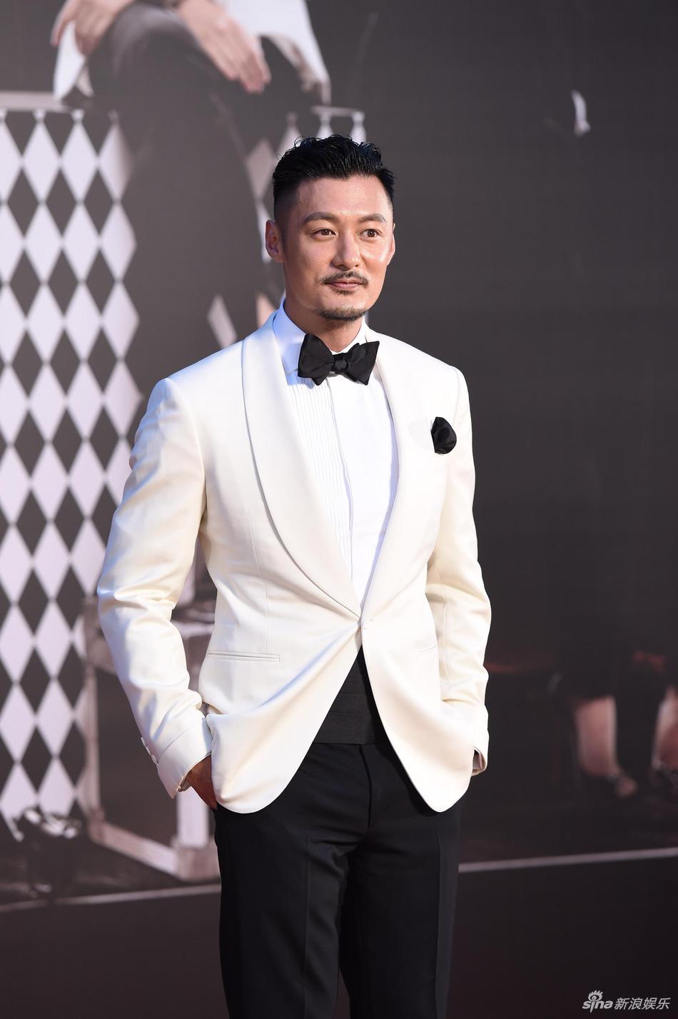 余文乐一身西装亮相帅气有型