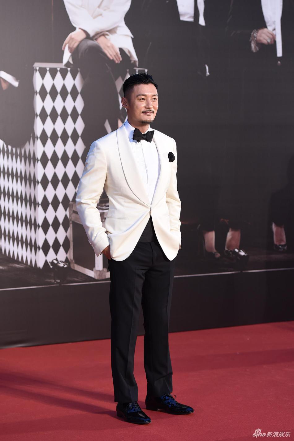 组图:余文乐一身西装帅气有型 络腮胡男人味足