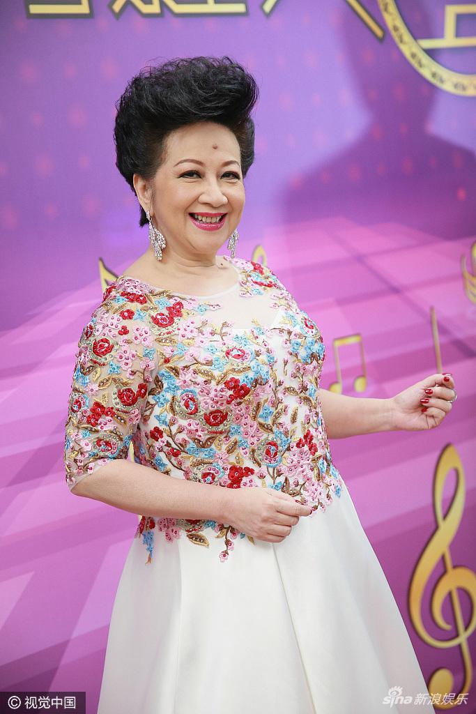 组图:扮嫩无压力!67岁薛家燕穿刺绣长裙仙气儿足