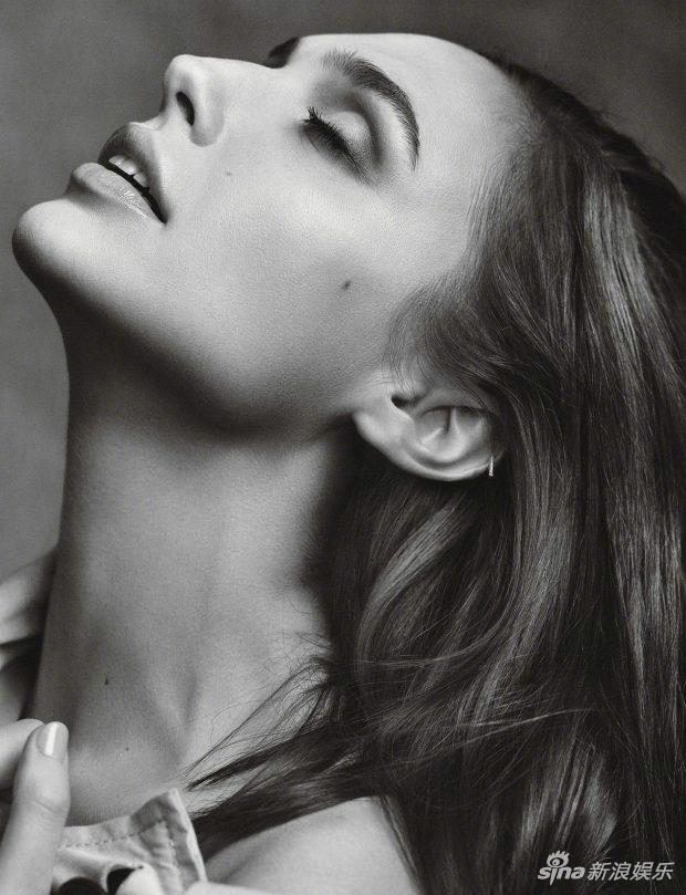 奇异女侠盖尔加朵曝性感大片 大秀香肩美腿[7p]