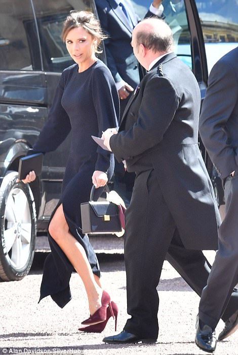 维多利亚获威廉王子颁勋章 老公贝克汉姆作陪