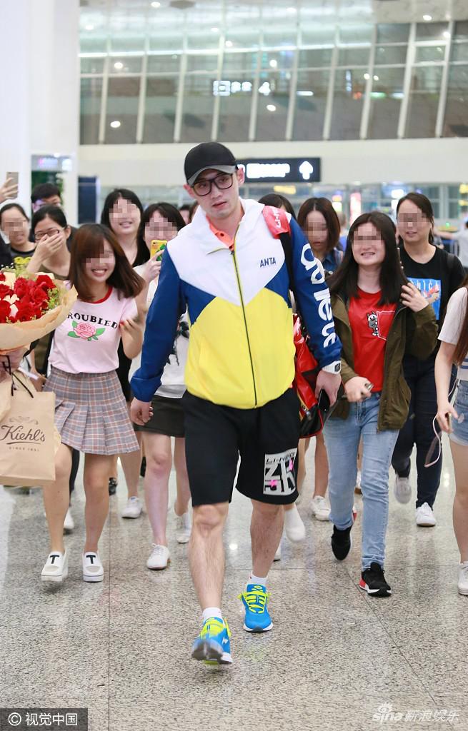 组图:张继科现身机场 背后的排排迷妹笑成了花