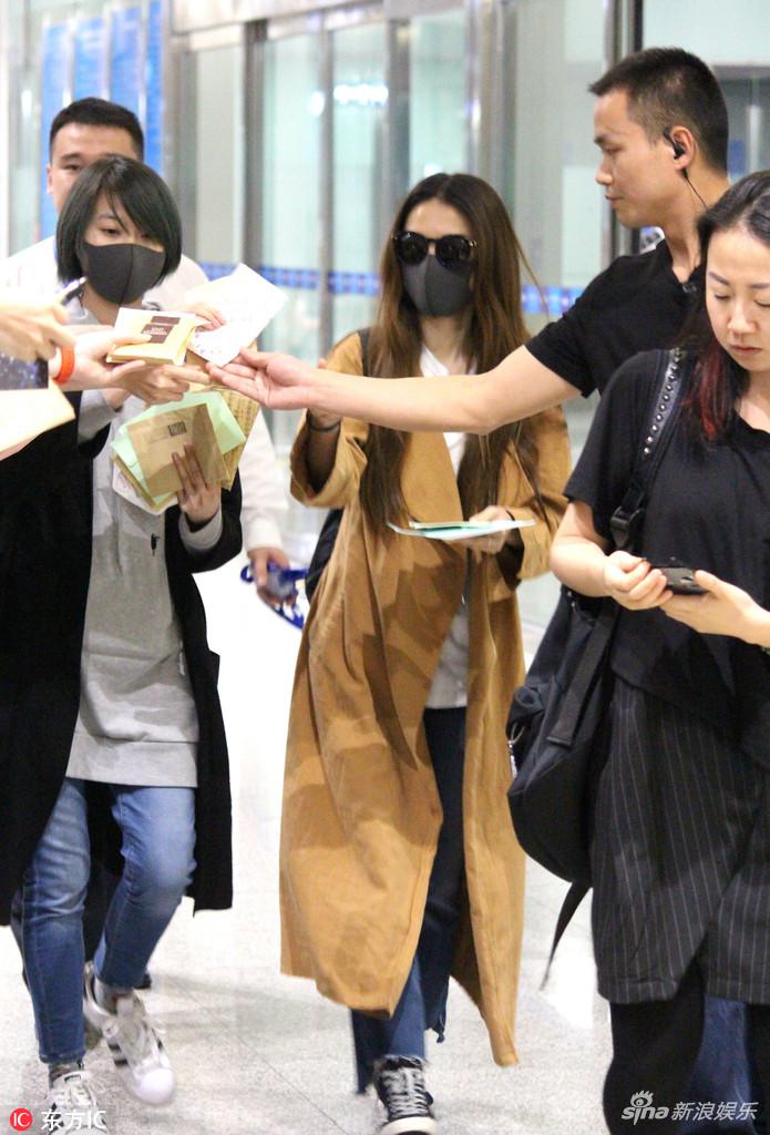 组图田馥甄戴口罩变蒙面侠狂收粉丝信件人气高