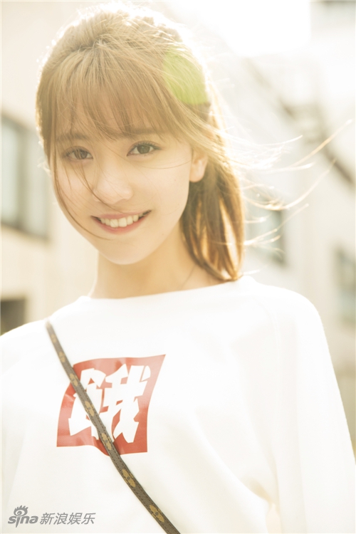 组图:李梦颖曝趣味街头写真 鬼马俏皮诠释元气少女