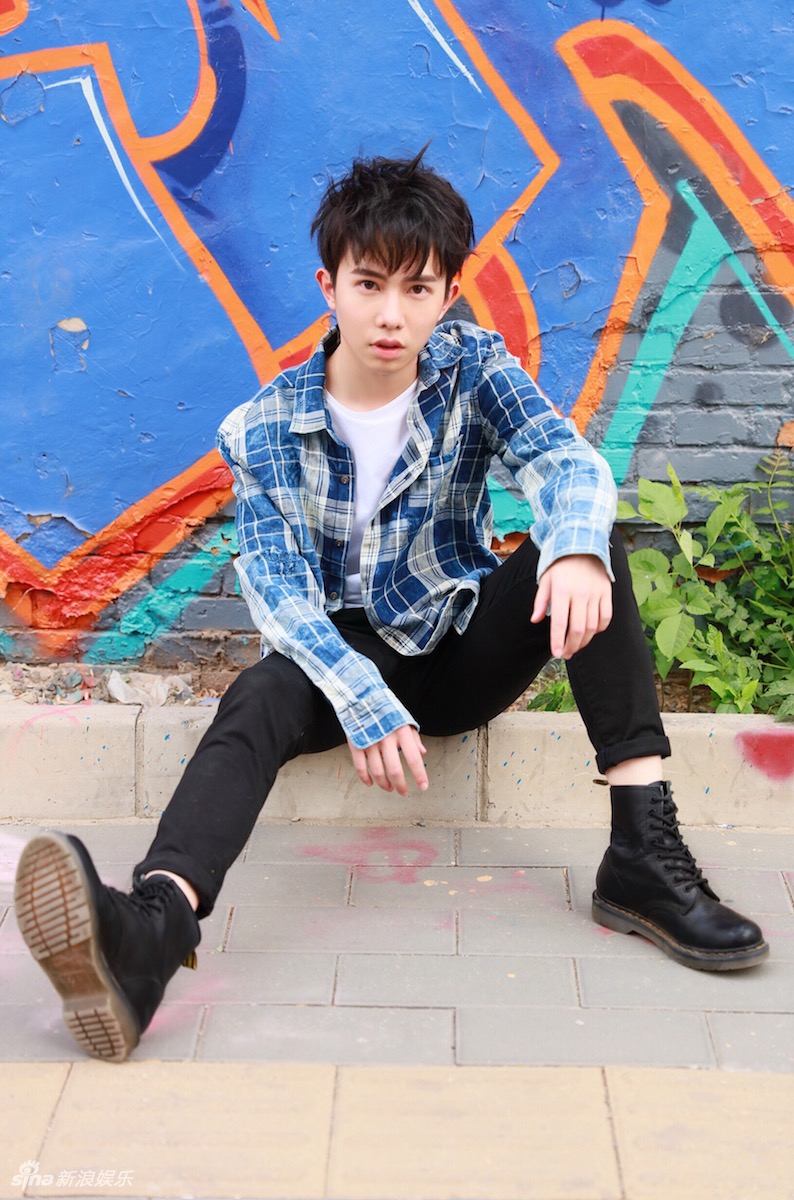 近日,95后鲜肉李俊濠在微博上曝光了一组初夏街头写真,照片中李俊濠身