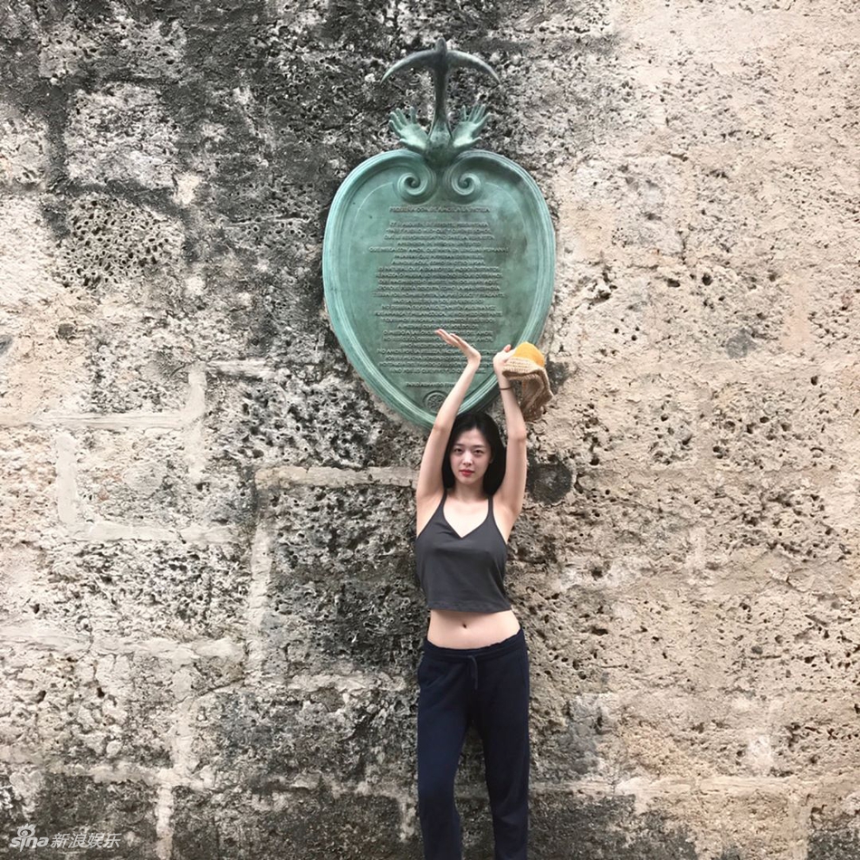 组图:崔雪莉真空穿吊带出游引热议 性感又不失甜美!