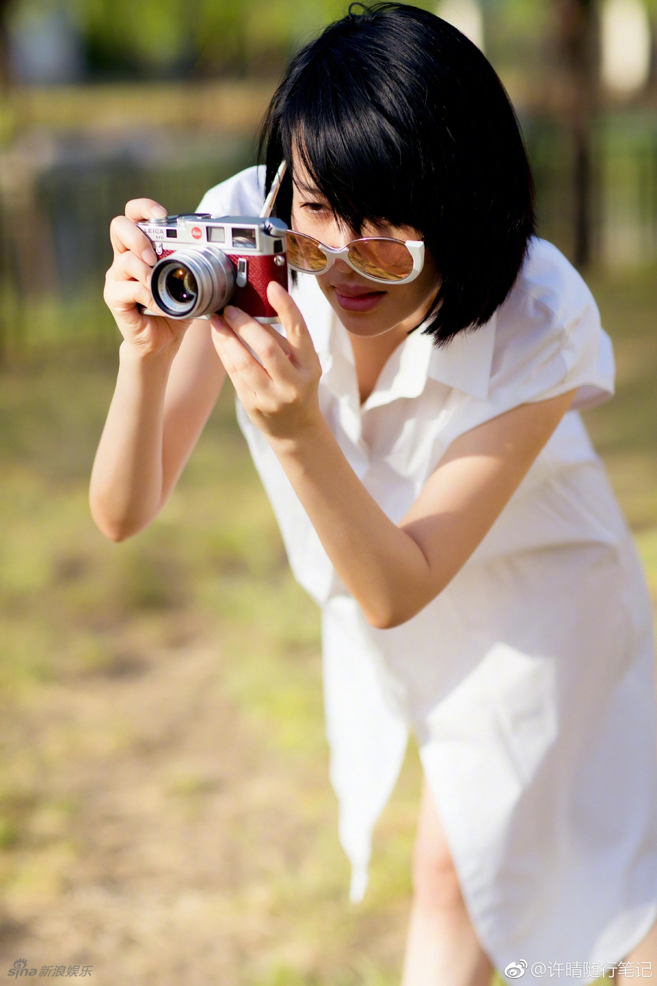 新浪娱乐讯 5月10日晚,48岁许晴在微博晒出自己拿着相机在草地摄影的