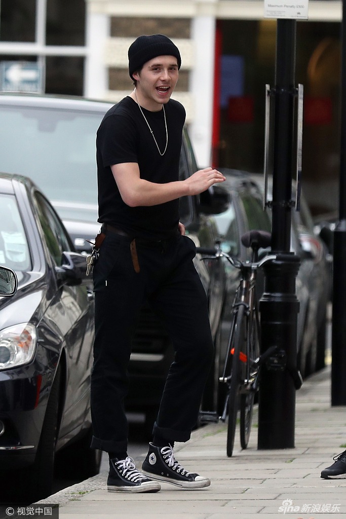 组图:贝家大公子布鲁克林简约出街 脖子挂银项链抢镜